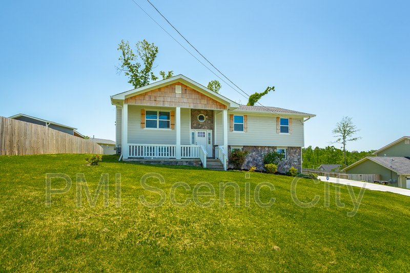 3 bedroom, 2 bath, split/Trilevel property image