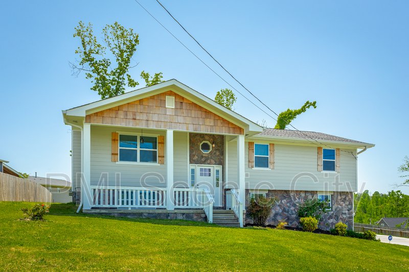 3 bedroom, 2 bath, split/Trilevel property image