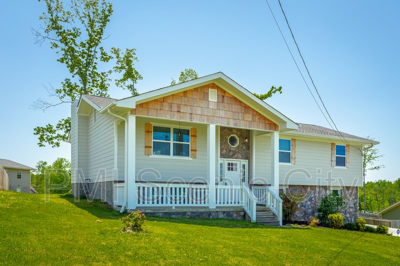 3 bedroom, 2 bath, split/Trilevel property image