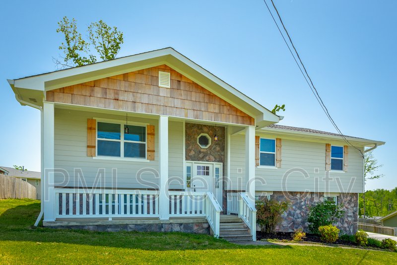 3 bedroom, 2 bath, split/Trilevel property image