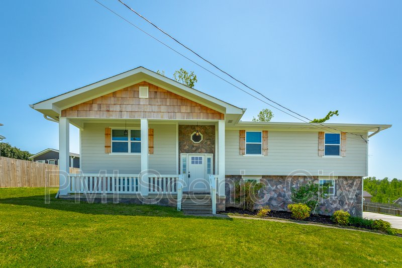 3 bedroom, 2 bath, split/Trilevel property image