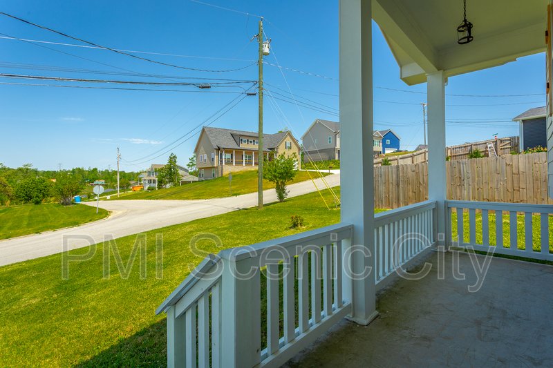 3 bedroom, 2 bath, split/Trilevel property image