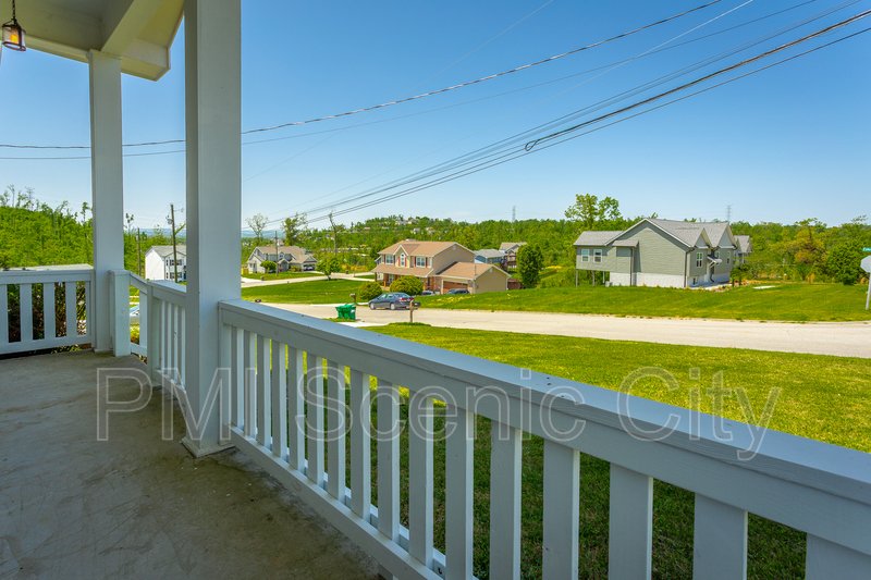 3 bedroom, 2 bath, split/Trilevel property image