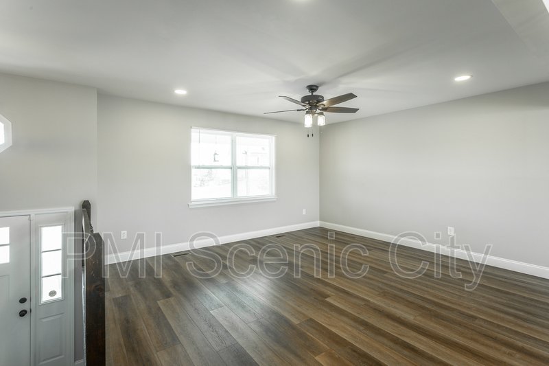 3 bedroom, 2 bath, split/Trilevel property image