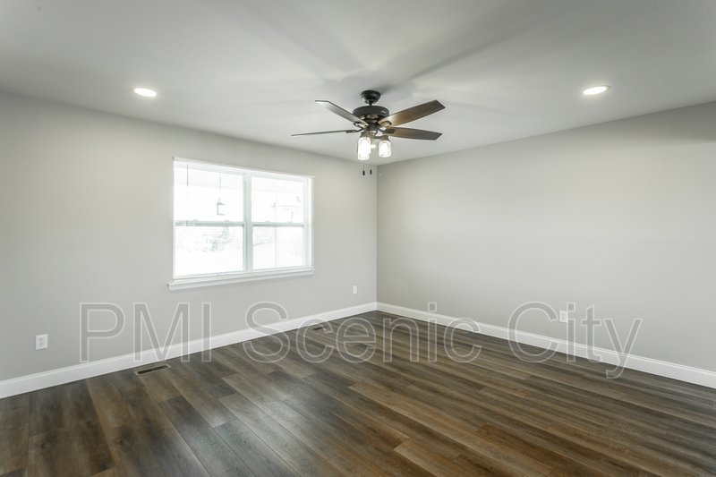 3 bedroom, 2 bath, split/Trilevel property image