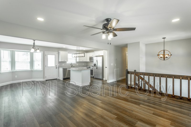 3 bedroom, 2 bath, split/Trilevel property image