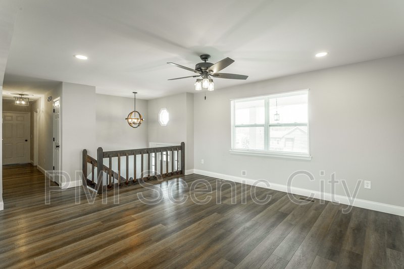 3 bedroom, 2 bath, split/Trilevel property image