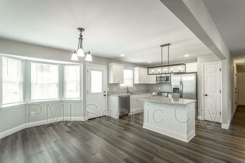 3 bedroom, 2 bath, split/Trilevel property image