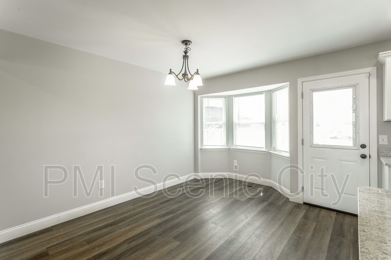 3 bedroom, 2 bath, split/Trilevel property image