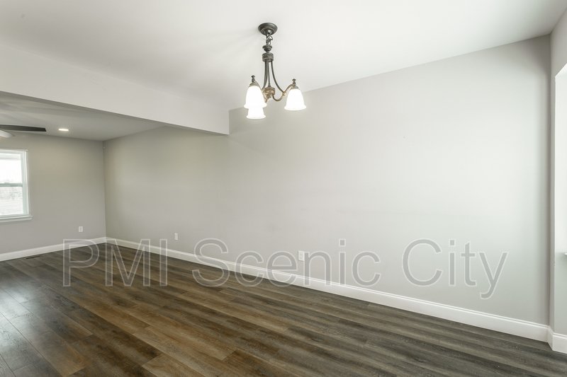 3 bedroom, 2 bath, split/Trilevel property image