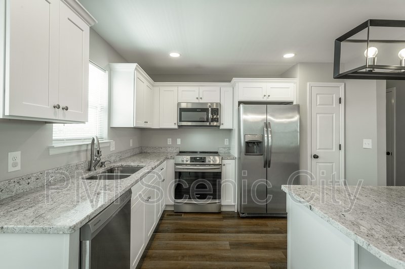 3 bedroom, 2 bath, split/Trilevel property image