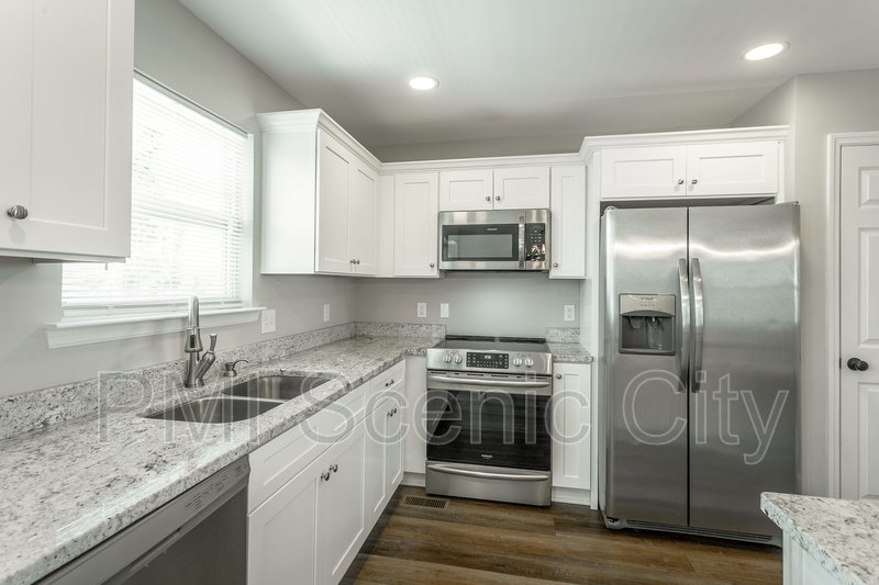 3 bedroom, 2 bath, split/Trilevel property image