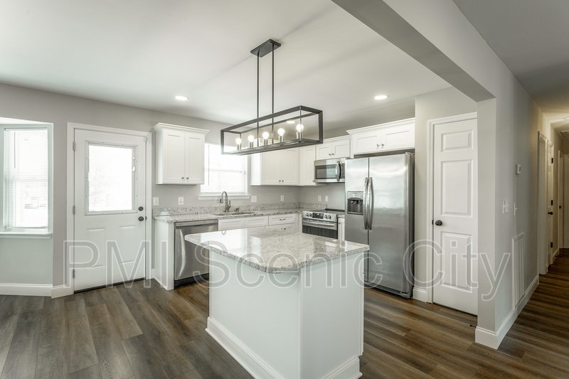 3 bedroom, 2 bath, split/Trilevel property image