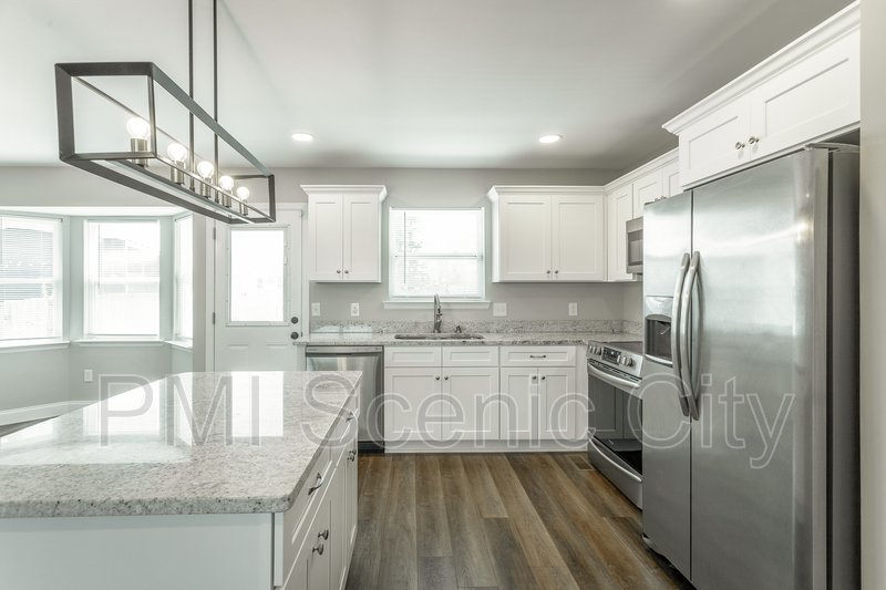 3 bedroom, 2 bath, split/Trilevel property image