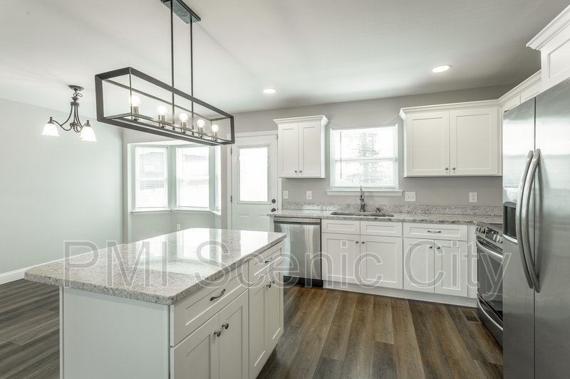 3 bedroom, 2 bath, split/Trilevel property image