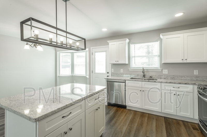 3 bedroom, 2 bath, split/Trilevel property image