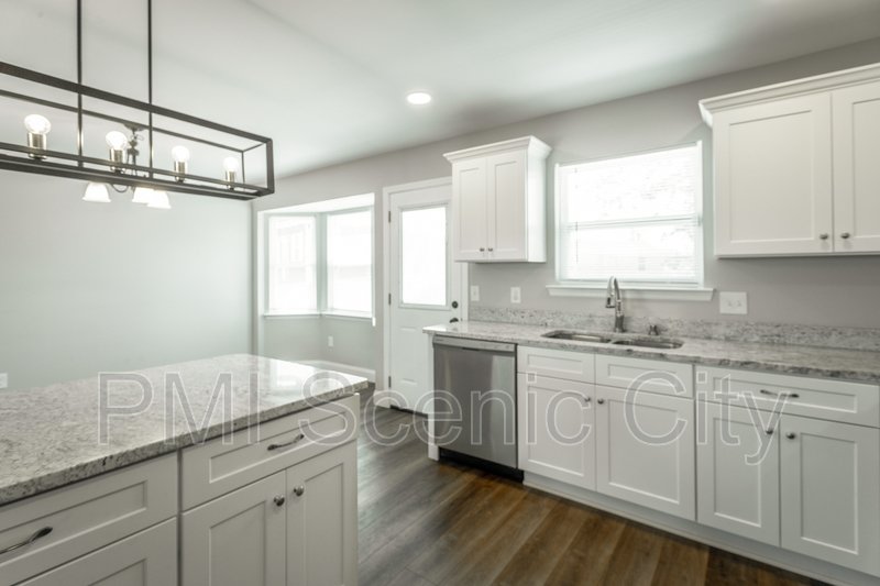 3 bedroom, 2 bath, split/Trilevel property image