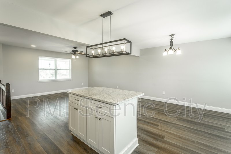 3 bedroom, 2 bath, split/Trilevel property image