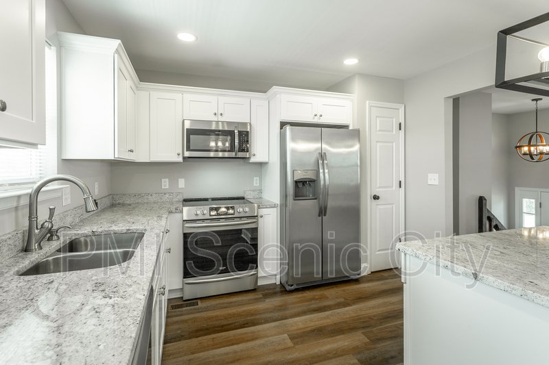 3 bedroom, 2 bath, split/Trilevel property image