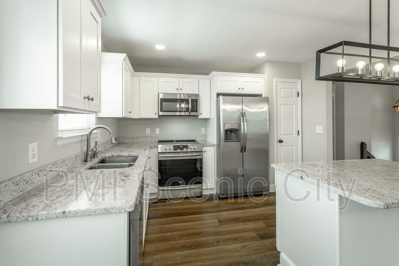 3 bedroom, 2 bath, split/Trilevel property image