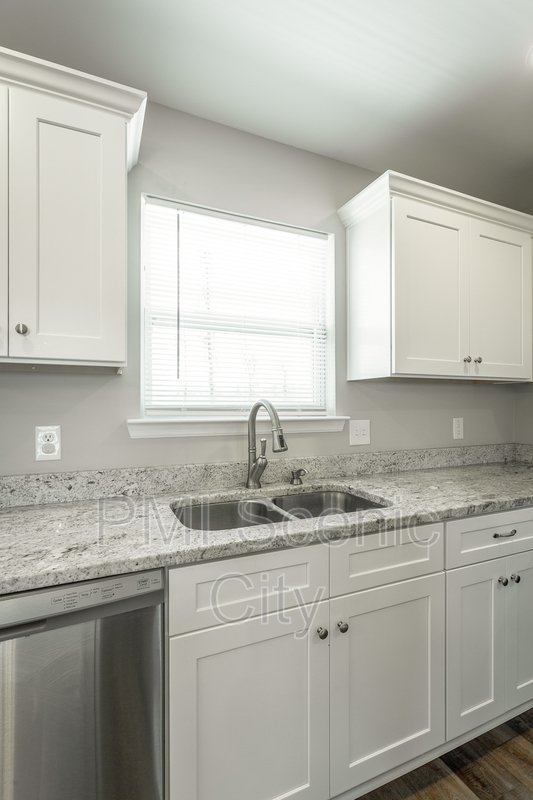 3 bedroom, 2 bath, split/Trilevel property image