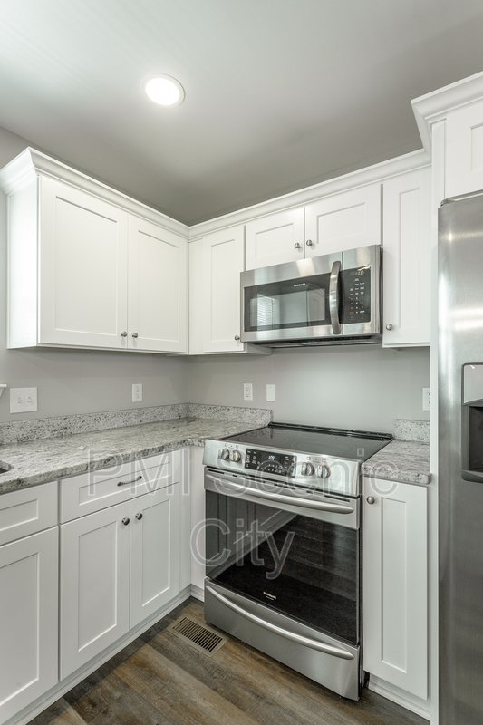 3 bedroom, 2 bath, split/Trilevel property image