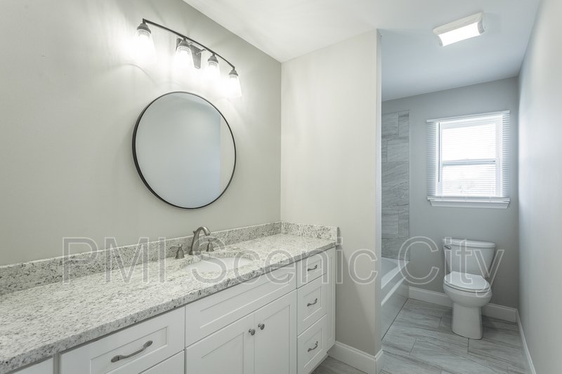 3 bedroom, 2 bath, split/Trilevel property image