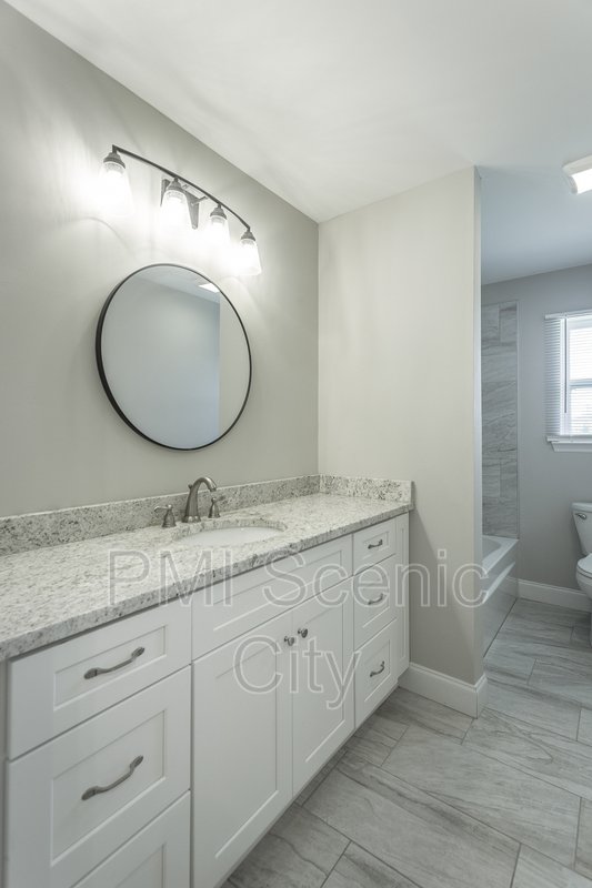 3 bedroom, 2 bath, split/Trilevel property image