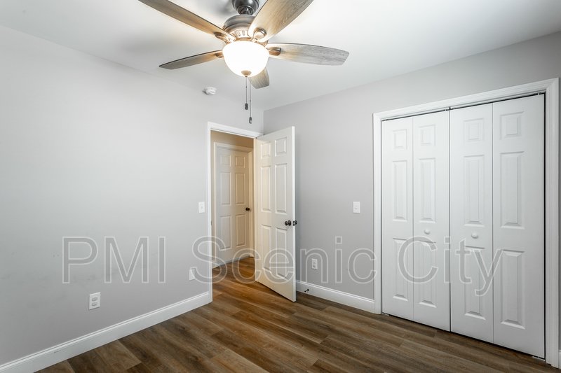 3 bedroom, 2 bath, split/Trilevel property image