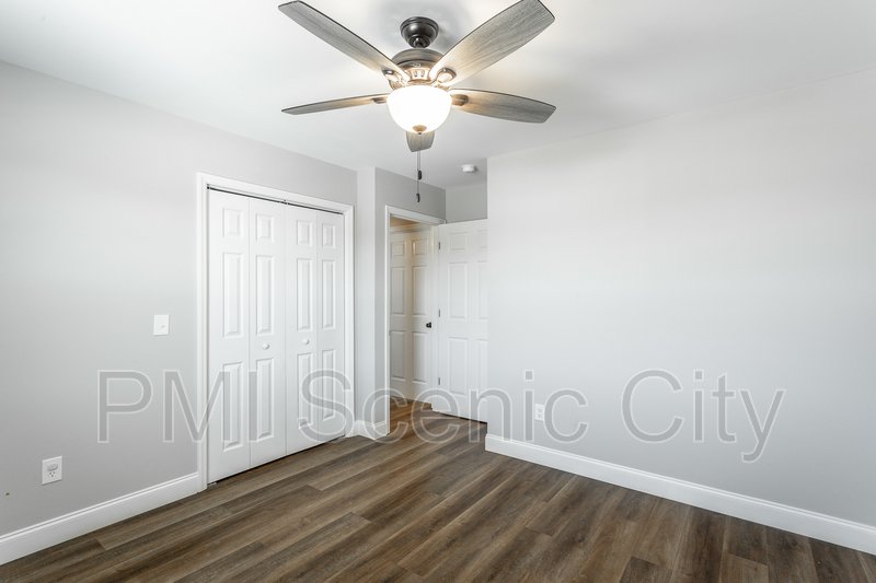 3 bedroom, 2 bath, split/Trilevel property image