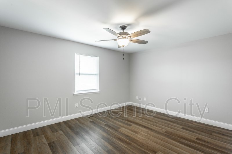 3 bedroom, 2 bath, split/Trilevel property image