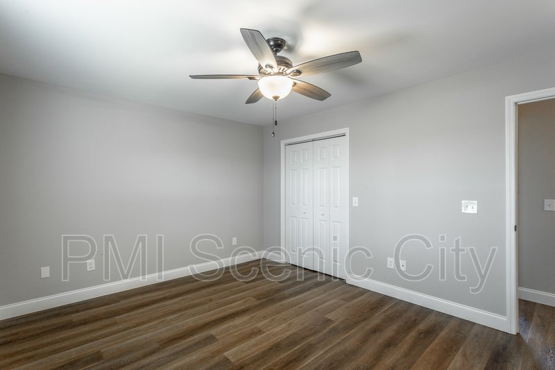 3 bedroom, 2 bath, split/Trilevel property image