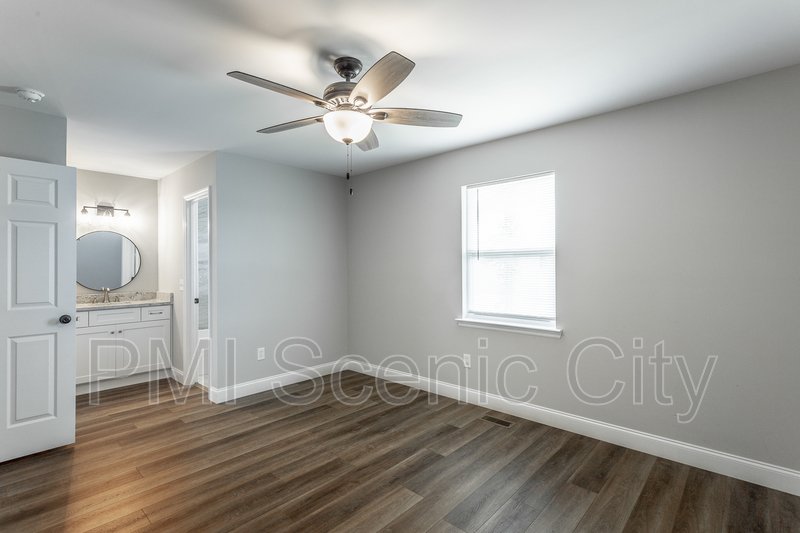 3 bedroom, 2 bath, split/Trilevel property image