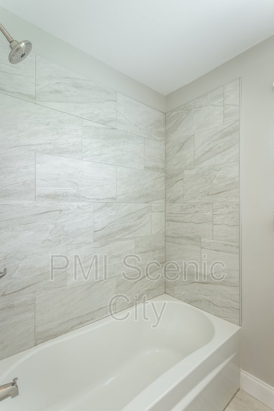 3 bedroom, 2 bath, split/Trilevel property image