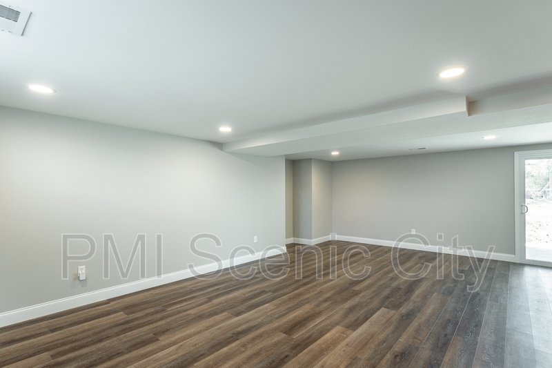 3 bedroom, 2 bath, split/Trilevel property image