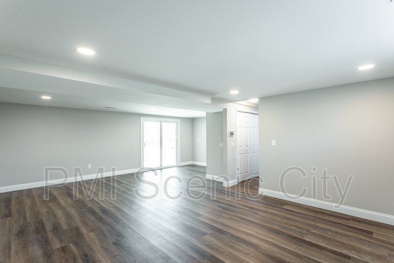 3 bedroom, 2 bath, split/Trilevel property image