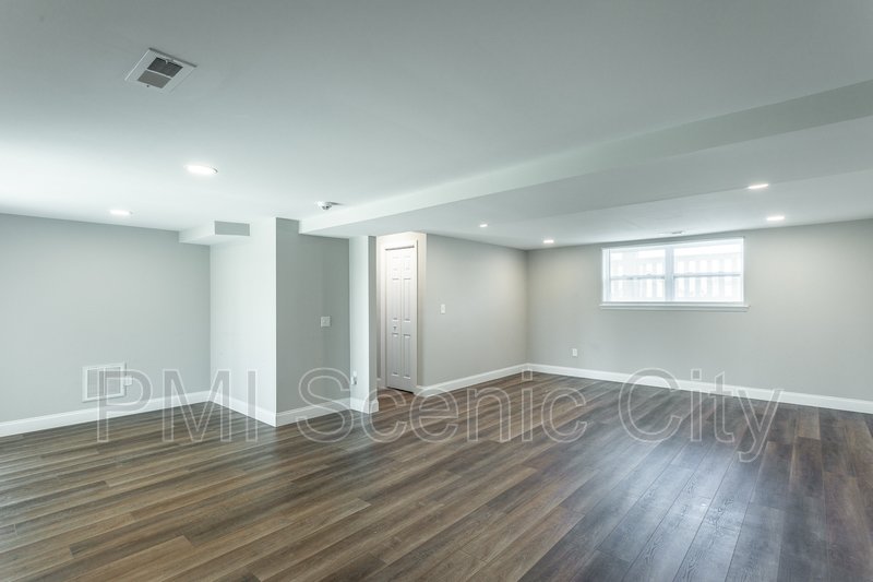 3 bedroom, 2 bath, split/Trilevel property image