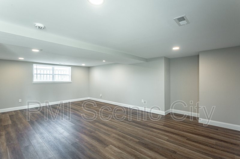 3 bedroom, 2 bath, split/Trilevel property image