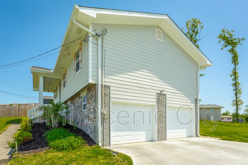 3 bedroom, 2 bath, split/Trilevel property image