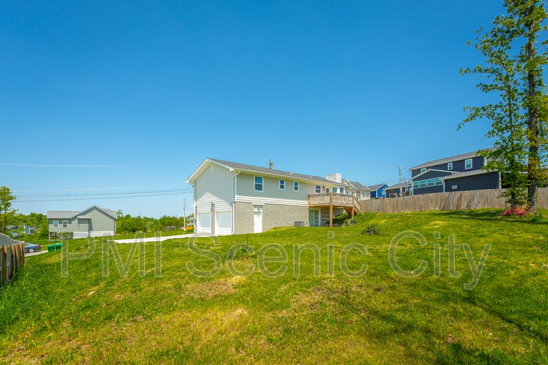 3 bedroom, 2 bath, split/Trilevel property image