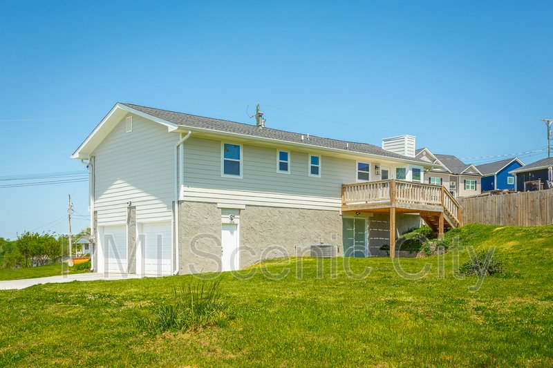 3 bedroom, 2 bath, split/Trilevel property image