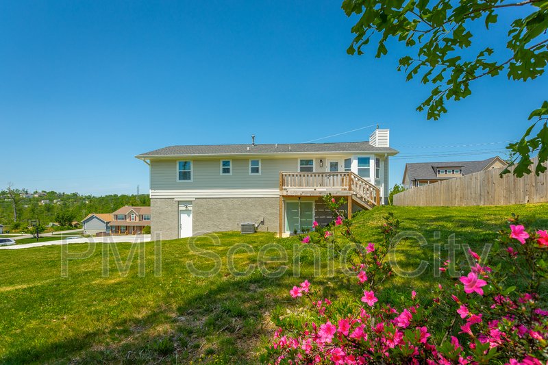 3 bedroom, 2 bath, split/Trilevel property image