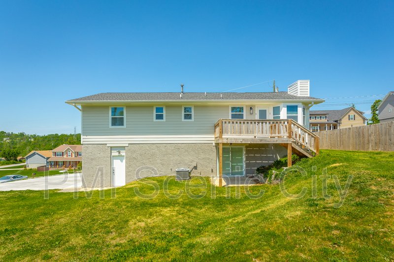 3 bedroom, 2 bath, split/Trilevel property image