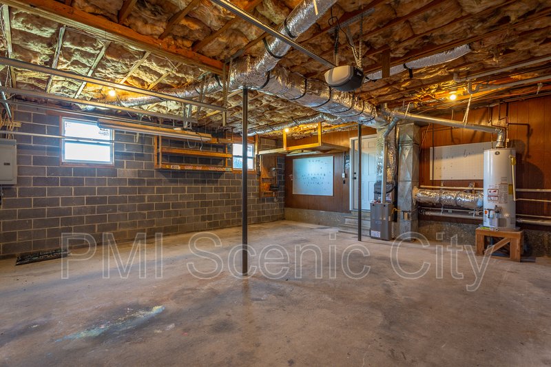 3 bedroom, 2 bath, split/Trilevel property image