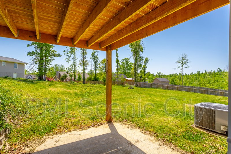 3 bedroom, 2 bath, split/Trilevel property image