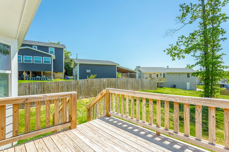 3 bedroom, 2 bath, split/Trilevel property image